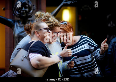 Il centro di Liverpool Mathews Street Cilla Black statua in bronzo di una attrazione turistica vicino la caverna Foto Stock