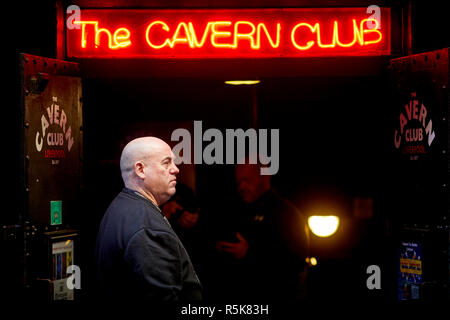 Il centro di Liverpool Mathews Street The Cavern Club bouncer bookman Foto Stock