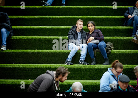 Il centro di Liverpool Liverpool One di erba artificiale coprire passi area con posti a sedere Foto Stock