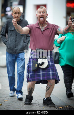 Il centro di Liverpool uomo scozzese in kilt plus la sua giovane fuori sto fun Foto Stock