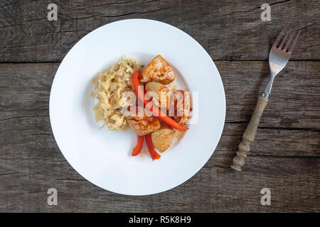 Gulasch della Turchia di filetto con paprica e crauti con panna acida Foto Stock