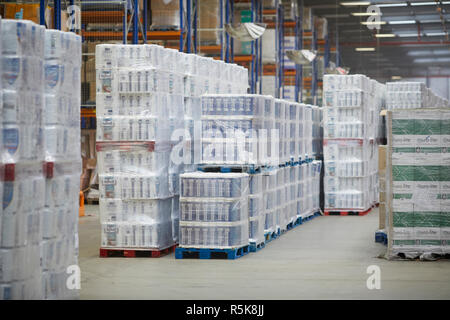 Scaffalatura magazzino all'interno di centro di distribuzione a Goldthorpe Yorkshire Foto Stock