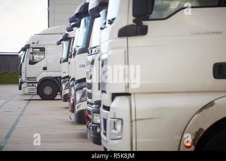Scania cabine di autocarri sulle banchine di carico in corrispondenza di un centro di distribuzione magazzino Foto Stock