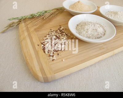 Ingredienti per il pane di segale con la farina di segale,farina di segale,di pasta acida di segale e miscela di sementi Foto Stock