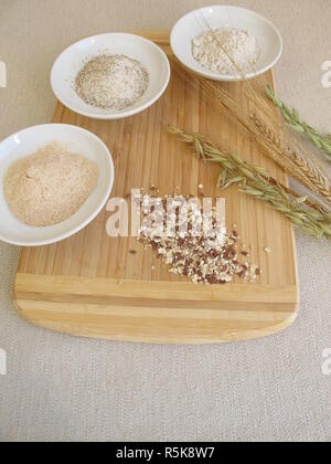 Ingredienti per il pane di segale con la farina di segale,farina di segale,di pasta acida di segale e miscela di sementi Foto Stock