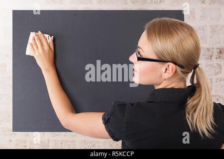 Studente ragazza nei pressi di Blackboard Foto Stock