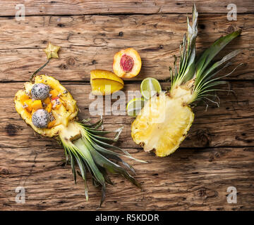 Ananas ripieni di frutta esotica Foto Stock