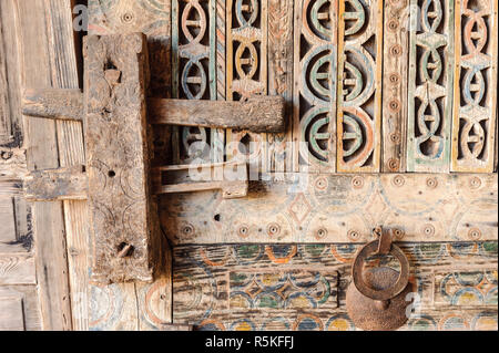 01-03-15, Marrakech, Marocco. Una antica porta di legno con un primitivo e blocco respingente in sub-Atlas regione berbera. Foto: © Simon Grosset Foto Stock