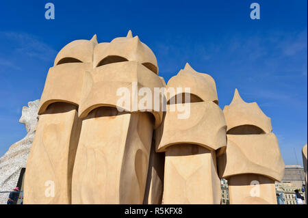 Sculture camini sul tetto della Casa Mila edificio progettato da Antoni Gaudi, Barcellona, Spagna Foto Stock