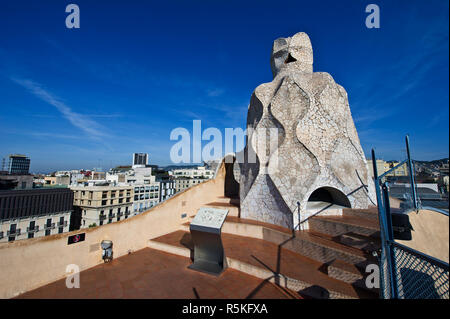 Sculture camini sul tetto della Casa Mila edificio progettato da Antoni Gaudi, Barcellona, Spagna Foto Stock