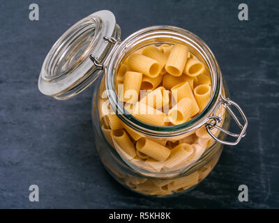 Mezzi rigatoni pasta in un vaso Foto Stock