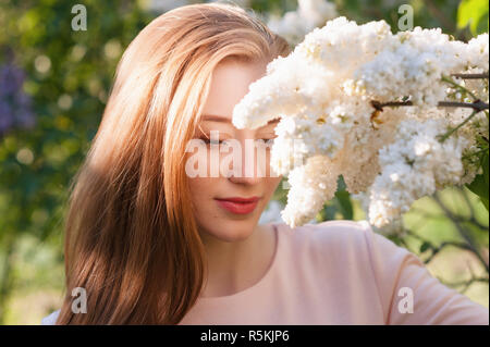 Bella Donna con fiori lilla dermocosmesi Foto Stock