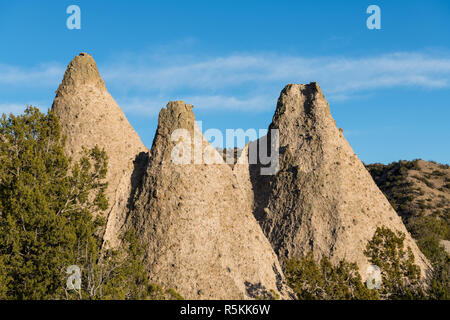 Un gruppo di tre molto appuntite, a forma di cono formazioni rocciose a tenda Kasha-Katuwe Rocks National Monument, Nuovo Messico Foto Stock