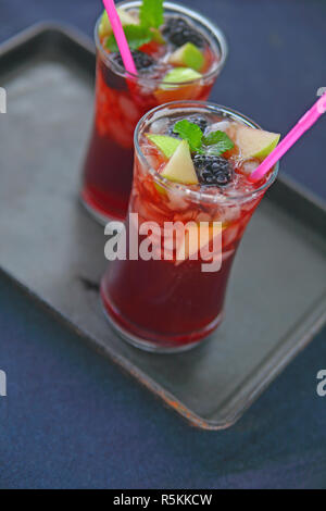 Vassoio con due sangria bevande di frutta Foto Stock