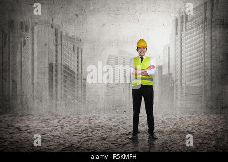 Ingegnere asiatici indossando giubbotto di sicurezza Foto Stock