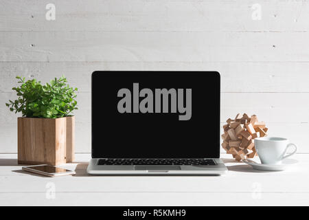 La vista anteriore del notebook e la tazza di caffè. Ispirazione e mock-up concept Foto Stock