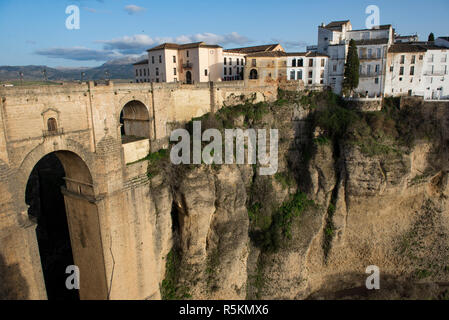 Vista la medievale Puente Nuevo (nuovo) bridge spanning una gola nella città spagnola di Ronda in Andalusia, Spagna. Foto Stock