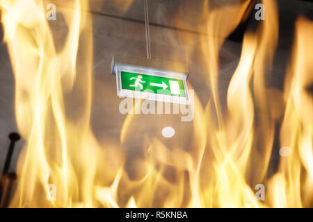 Edificio sotto il fuoco Foto Stock