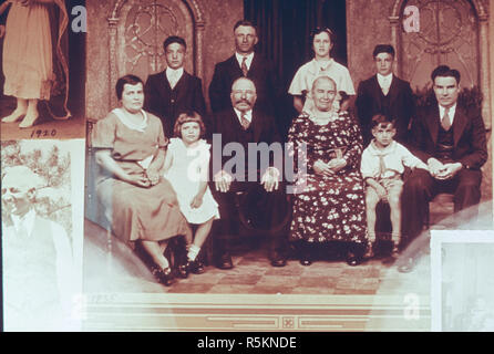 Tre generazioni di famiglia immigrata italiana in un Ritratto, USA , anni 30 Foto Stock