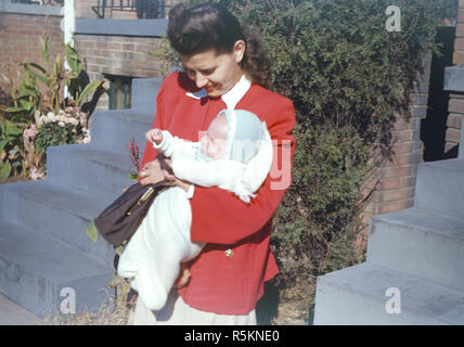 Madre con il figlio di New Born, 1948, USA Foto Stock