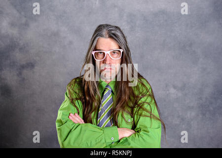 Capelli lunghi,arrabbiato Uomo in camicia verde rosa bicchieri Foto Stock