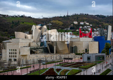Vista del Museo Guggenheim di Bilbao, Spagna e sulle colline circostanti Foto Stock