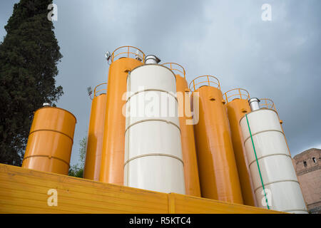 Silos industriali a roma Foto Stock