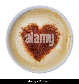 Cuore di cannella in polvere sulla parte superiore della schiuma cappuccino isolate su sfondo bianco. Foto Stock
