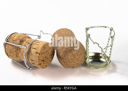 Tappo da champagne su un tavolo da cucina. Buon anno nuovo drink e grande divertimento. Sfondo chiaro. Foto Stock