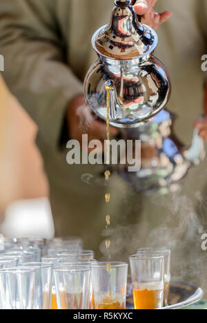 01-03-15, Marrakech, Marocco. Una dimostrazione della tradizionale tè alla menta. Foto:© Simon Grosset Foto Stock