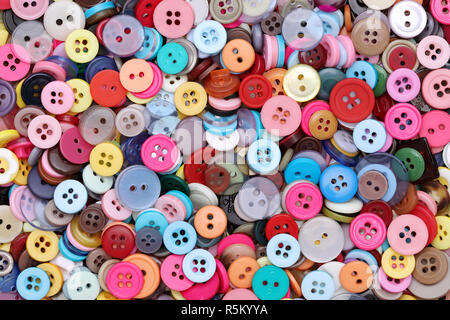 Sfondo colorato realizzato da pulsanti di cucitura, la pila di pulsanti Foto Stock