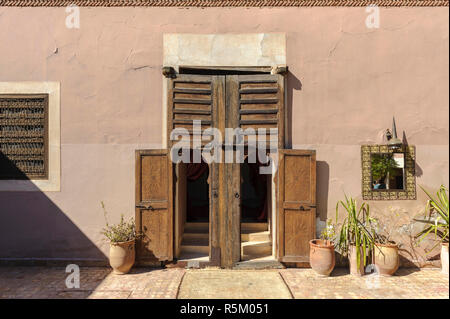 01-03-15, Marrakech, Marocco. Tipica vecchia porta di legno e finestre di una casa in sub-Atlas regione berbera. Foto: ©Simone Grosset Foto Stock