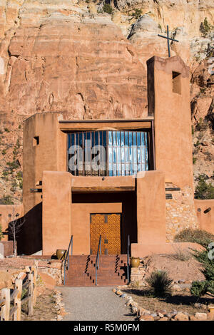 Chiesa abbaziale e scogli colorati presso il monastero di Cristo nel deserto vicino a Abiquiu, Nuovo Messico Foto Stock