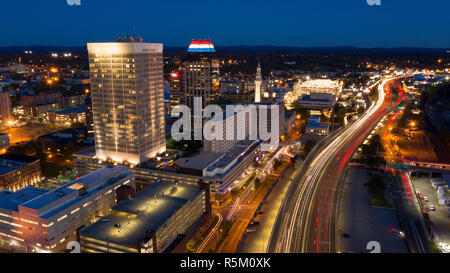 Pendolari lasciare la città in giorni di lavoro fine via lungomare in autostrada in Springfield Massachusetts Foto Stock