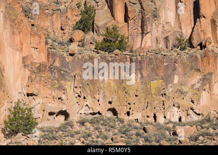 Antiche dimore e rovine abbandonate in un colorato scogliera in Bandelier National Monument Foto Stock