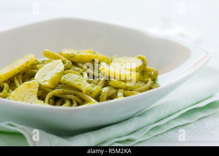 Primo piano di linguine con pesto genovese e patate Foto Stock