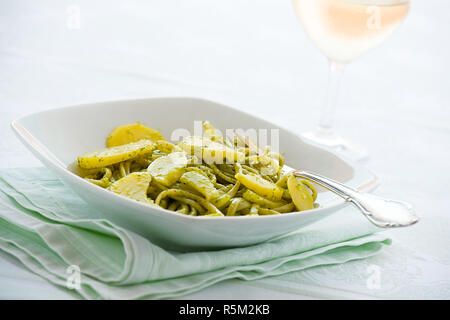 Linguine con pesto genovese e patate Foto Stock