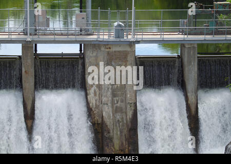 Energia idroelettrica powerstation serbatoio a cascata di energia elettrica a turbina Foto Stock