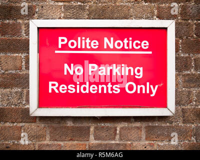Close up della targhetta rossa segno case esterno parcheggio non solo residenti Foto Stock