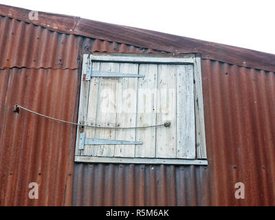 Chiusura del fermo speciale porta in metallo tetto arrugginito Foto Stock