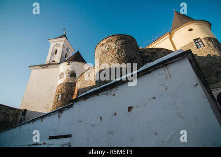 Castello Palanok yard con strati di neve di Mukachevo, Ucraina Foto Stock