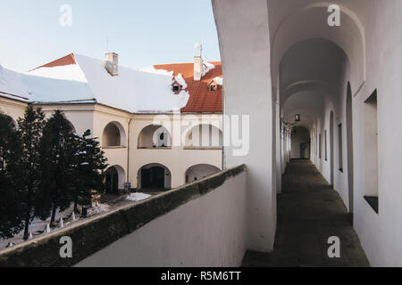 Castello Palanok yard con strati di neve di Mukachevo, Ucraina Foto Stock