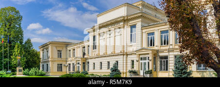 Settembre 22, 2017 Bucarest/Romania - l'Accademia rumena (l'Accademia Romana) edificio, la più alta autorità scientifica nel paese Foto Stock