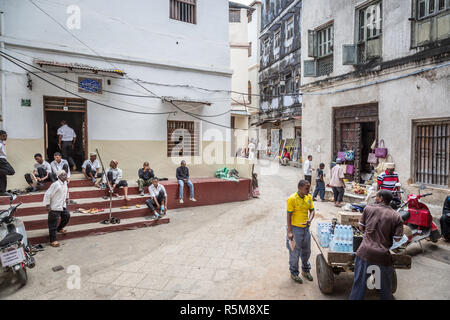 STONE TOWN ZANZIBAR - Agosto 15, 2015: la popolazione locale su un tipico vicolo street nella città di pietra. Stone Town è la parte vecchia della città di Zanzibar, capitale Foto Stock