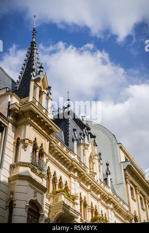 Gli edifici di vecchia costruzione nel centro di Bucarest, Romania Foto Stock