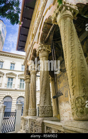 Chiudere fino al Colonnato di orientali ortodossi Chiesa Stavropoleos nell'area della città vecchia di Bucarest, Romania Foto Stock