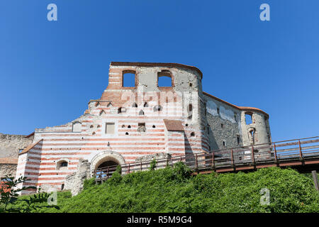 Castello rinascimentale, edificio di difesa, ruderi, in una giornata di sole, Lublino voivodato, Janowiec ,Polonia Foto Stock