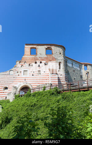 Castello rinascimentale, edificio di difesa, ruderi, in una giornata di sole, Lublino voivodato, Janowiec ,Polonia Foto Stock