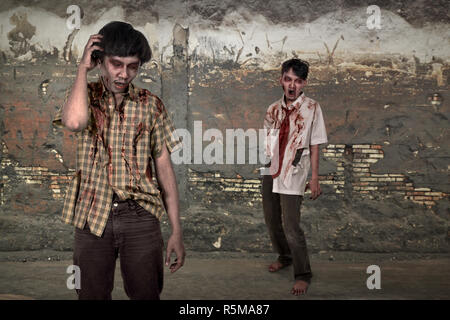 Orribile due asian zombie con il sangue in piedi Foto Stock