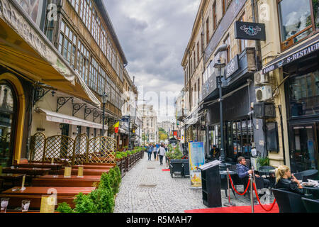 Settembre 22, 2017 Bucarest/Romania - Street schierate con i pub e ristoranti nella città vecchia Foto Stock